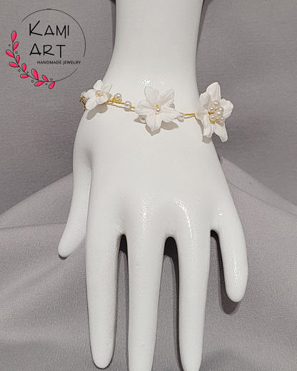 Delikatna bransoletka ślubna z białych kwiatów
